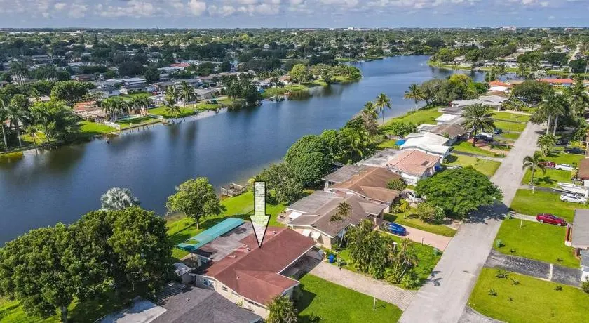 Private Lakefront Home in Miami Pembroke - Image 1