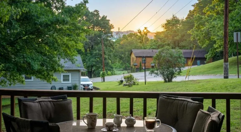 Near U of A - 4BR Mtn Views Pet-friendly - Image 1