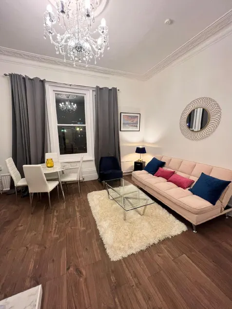 Iconic One Bed Apartment in Chiswick - Image 1