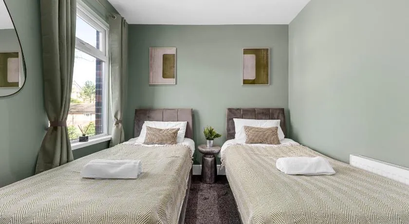 Stunning 3BR Bolton Home with Games Room, Free Parking & Fast WiFi Sleeps 6 - Image 1