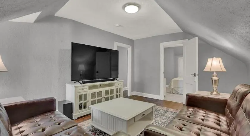 Suites on Seneca - Beautiful 1 Bedroom Apartment - Image 1