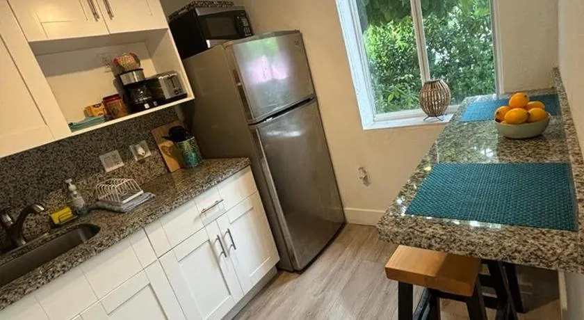 Nice 2 Twin bedroom - Best central location in Miami - Luggage storage, parking and Laundry for free!!!! - Image 1