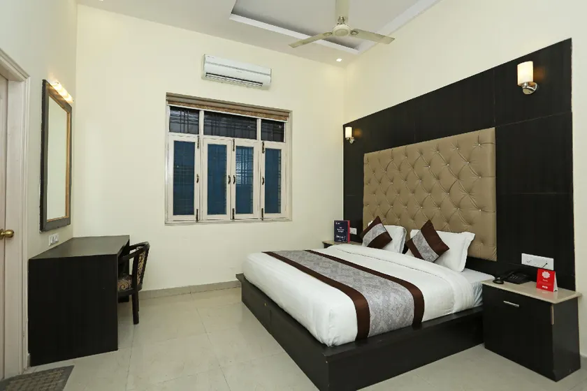 OYO 8983 Royal Inn - Image 1