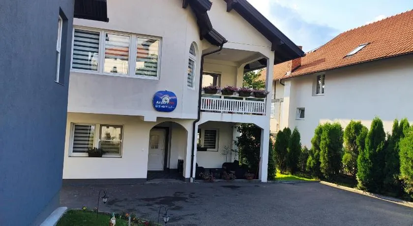Apartments Airport Inn - Image 1