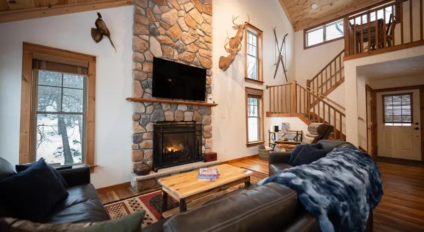 Luxury House in Pocono Mountains - Image 1