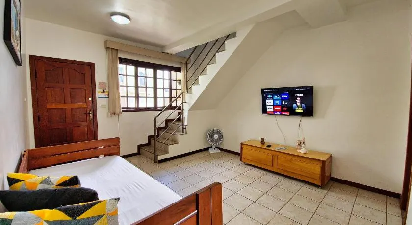 Casa de 2 Suítes com Internet Rápida e Comodidades - Image 1