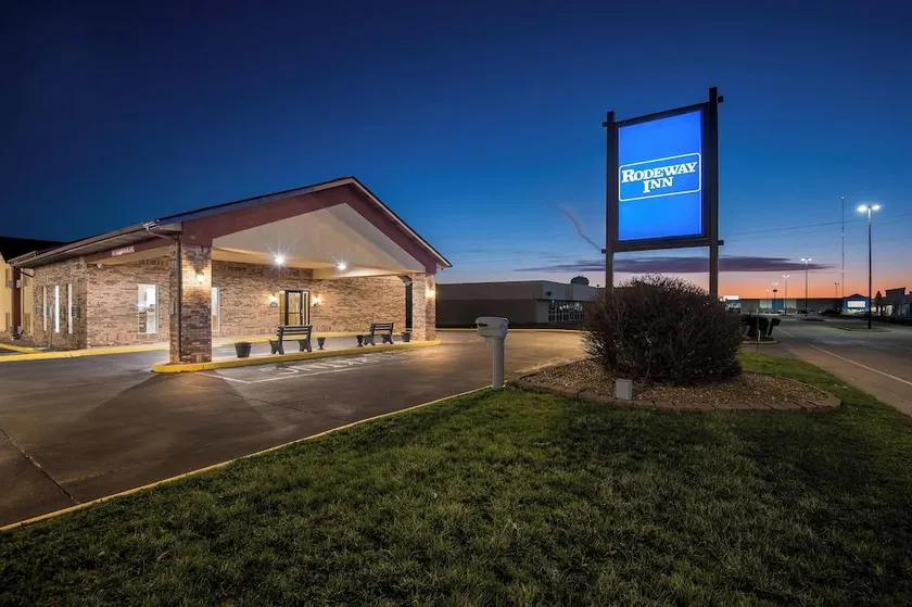  Rodeway Inn Effingham - Image 1