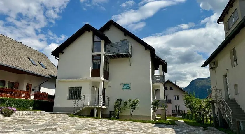 Julian Manor apartments - Image 1