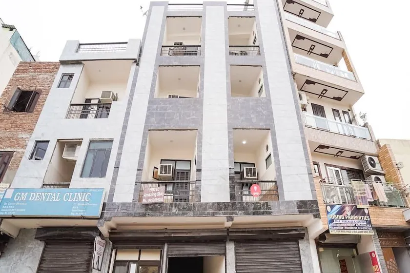 OYO Flagship 69520 Amazing Stays Near M2k Cinemas Rohini - Image 1