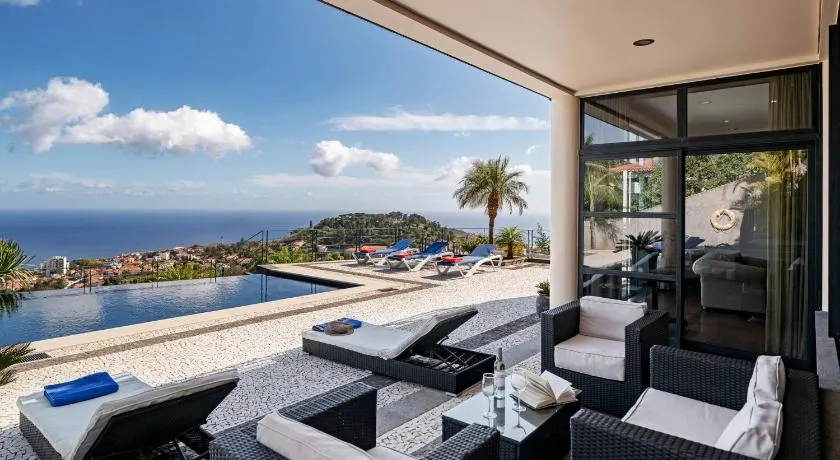 Exquisite Madeira Villa Villa Funchal Luz 5 Bedroom Heated Pool - Image 1