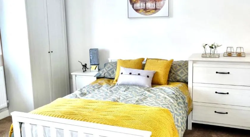 Spacious 5BR house sleeps 10 - Image 1