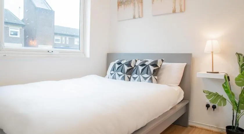 Beautiful new build studio in London - Image 1