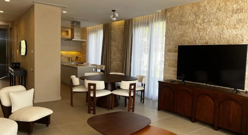 Stylish 4BR Villa with Pool near Porto Novi - Image 1