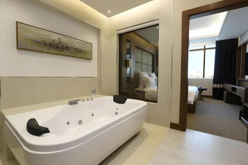 Weekend Hotel Sari - Image 1