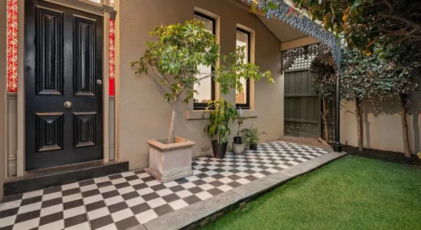 Private quiet bedroom with ensuite and parking, Chapel St, Sth Yarra - Image 1