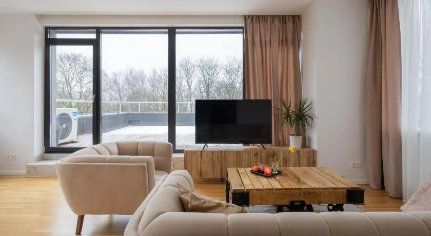 1-bedroom penthouse with underground parking - Image 1