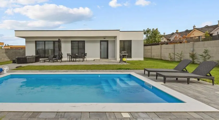 Klimatizovaný Apartmánový dom s vyhrievaným bazénom, 10B - Image 1