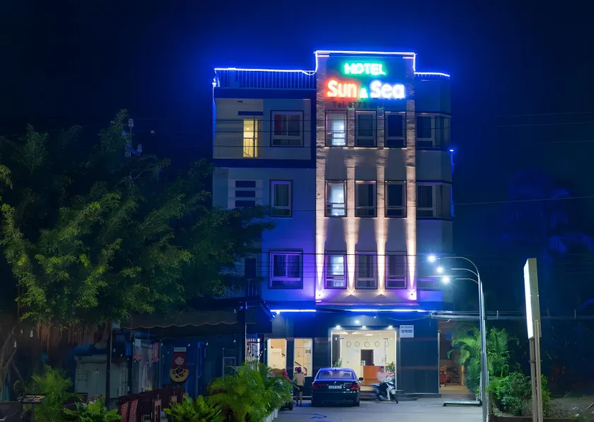 Sun & Sea Hotel - Image 1