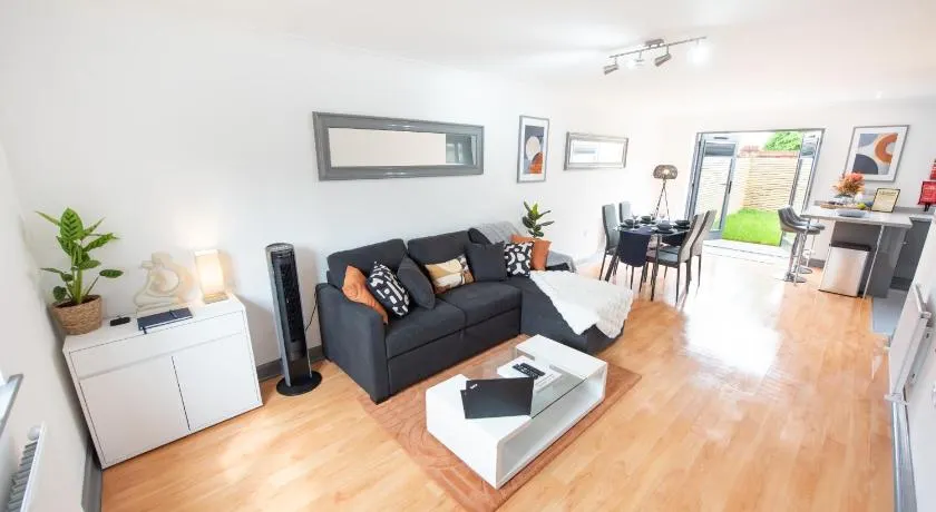 Colchester 3 BDR House, 2x Free Parking, Free Wi-Fi close to Station, Ideal for extended stays - Image 1