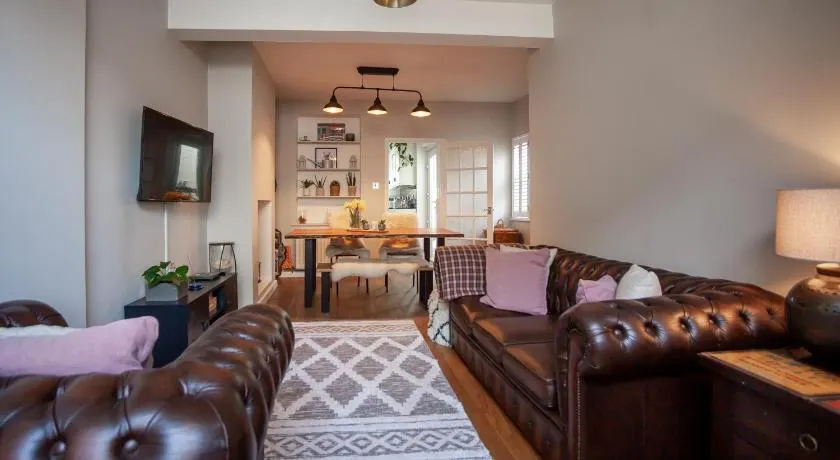 Hereford City - St Owens Terrace - Comfortable & Spacious Well Presented Three Storey House, Perfect For a Weekend Away & Exploring The City On Foot - Hosted By RENTMYHOUSE - Image 1