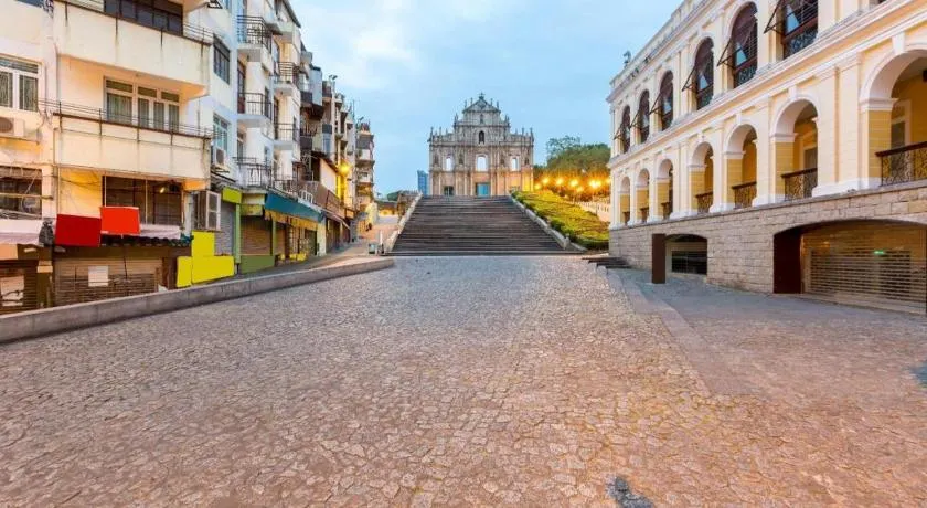 Grand Harbour Hotel - Image 1