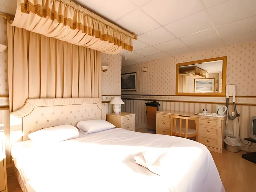 Castle Hotel - Image 1