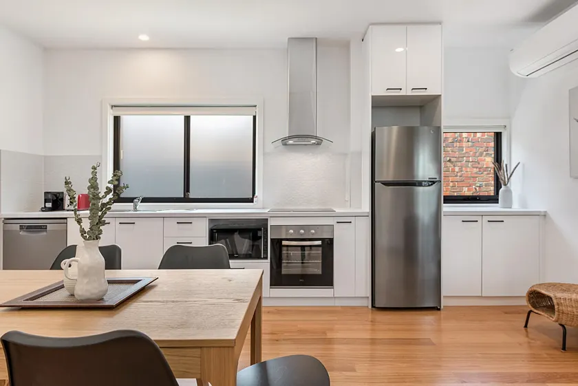Gorgeous 3-Bed House with Spacious Shared Backyard - Image 1