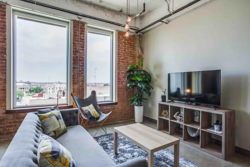 Luxurious Downtown Dallas Loft with Skyline Views - Image 1