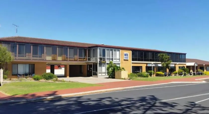Kingston Ocean View Motel - Image 1