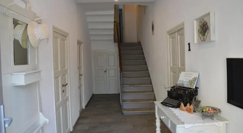White suite - Jacuzzi, Swimming pool & Lake view - Image 1