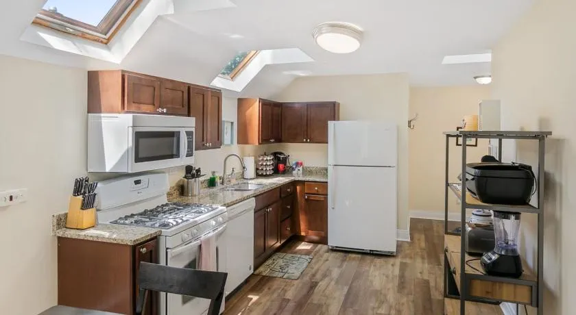 Beautiful updated 5 bedroom house Near Naval Base - Image 1