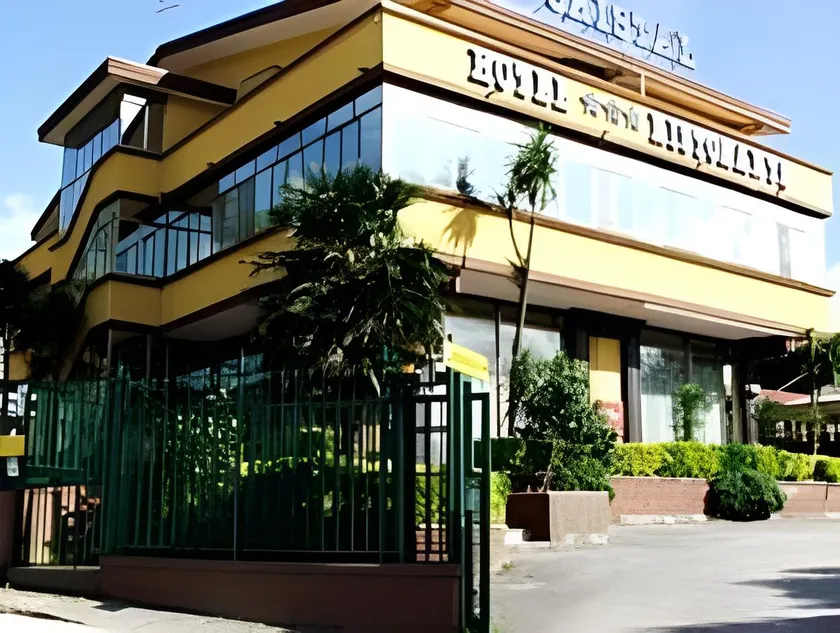 Cristal Hotel - Image 1