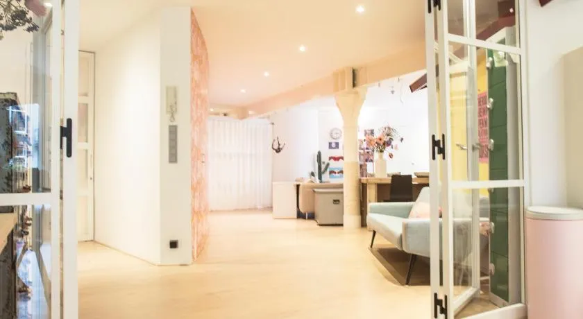 Flo's Atelier - Family studio NOTE studio is adjacent to Flo's apartment - Image 1