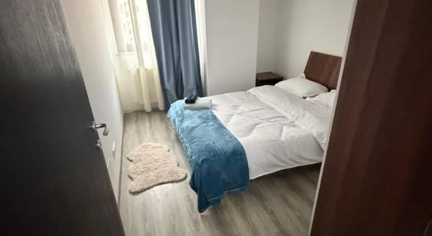 Vitan Deluxe Two-Bed Suite with free parking - Image 1