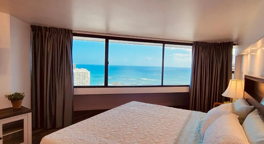 Waikiki High-rise sea view free parking - Image 1