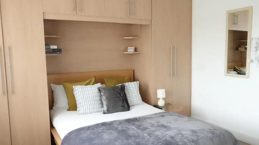 Private on suites- Private Bathroom every room-1 Bus to Heathrow Airport - Image 1