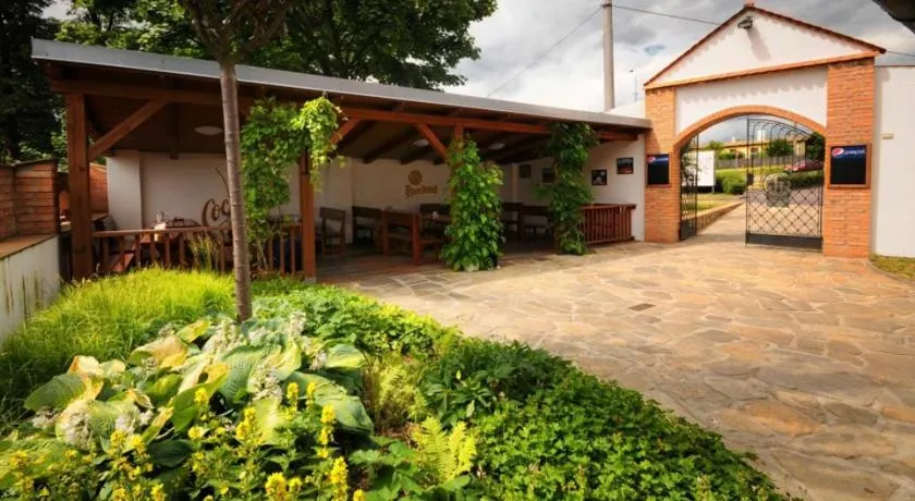 Hotel Restaurant Na Statku - Image 1
