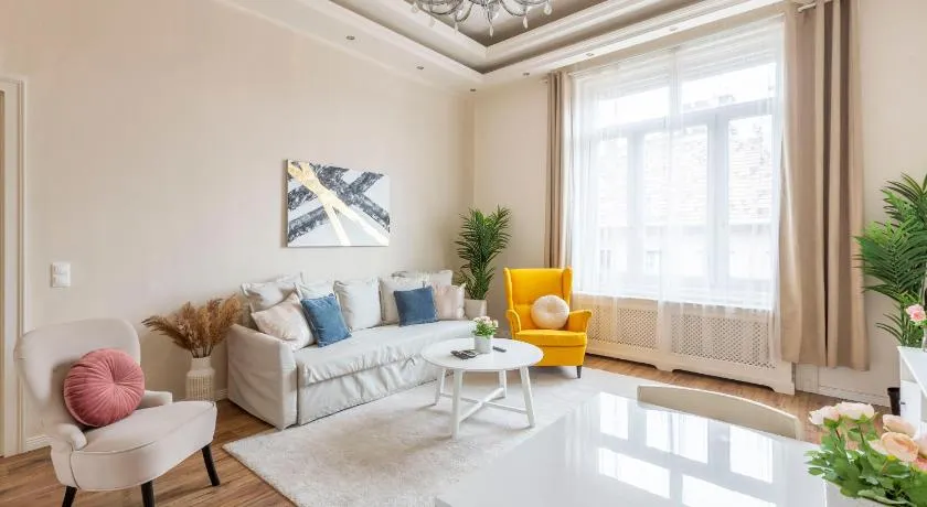 Luxurious Central Apartment in Liszt Ferenc Square - Image 1