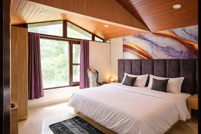Plumwood 2BHK Near Mall Road w Mountain View - Image 1