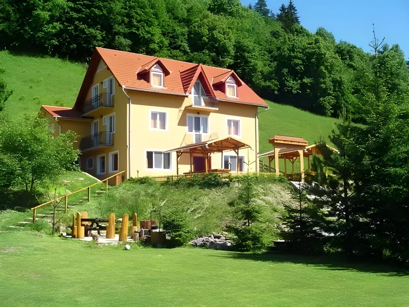 Pensiunea Hétvezér Panzió - Image 1