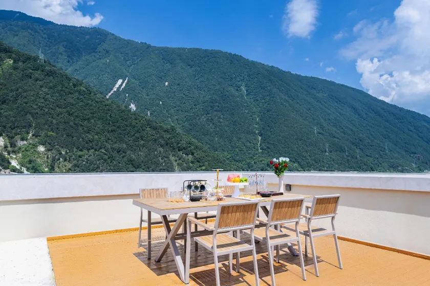 Wen Ruo Gongga No.1 Scenic Courtyard - Image 1