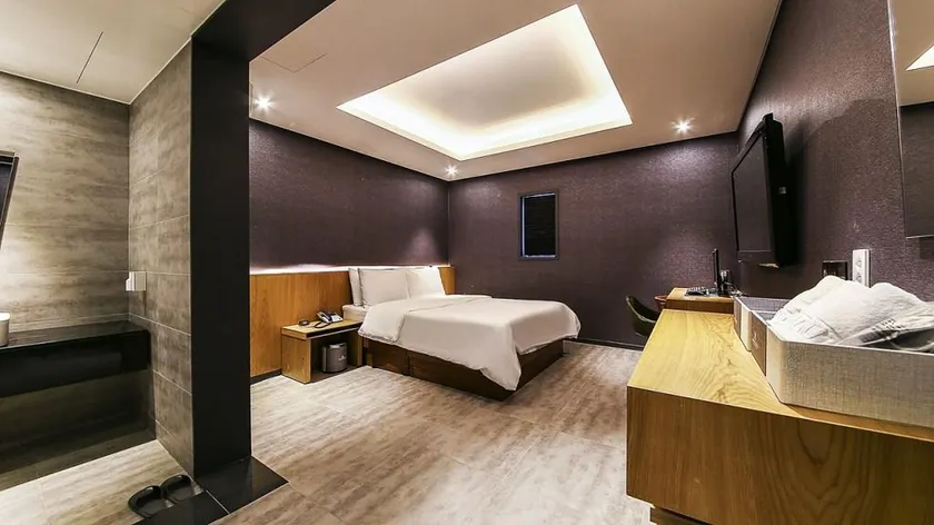 Zenith Hotel Bupyeong - Image 1