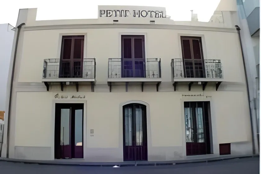Petit Hotel - Image 1