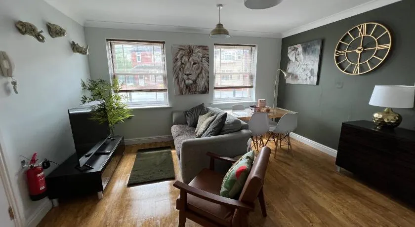 Ground floor apartment, central location with free parking - Image 1
