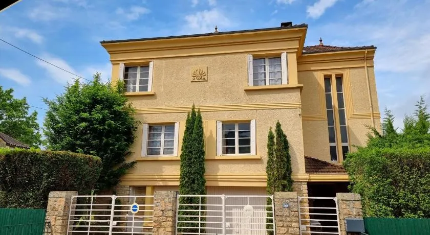 Maison Largesse, 2 bed apartment & 5 minute walk to central Sarlat, parking & garden - Image 1