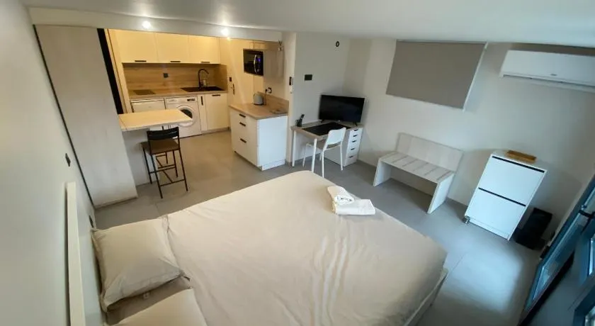 Chambre dans logement partagé chez l habitant de 1 à 3 chambres - CLIM - piscine - EV Borne 22 kw - Image 1