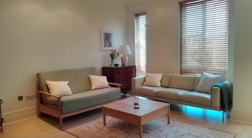 Beautiful apartment in Kew, Richmond London with Free Underground Parking Balcony - Image 1