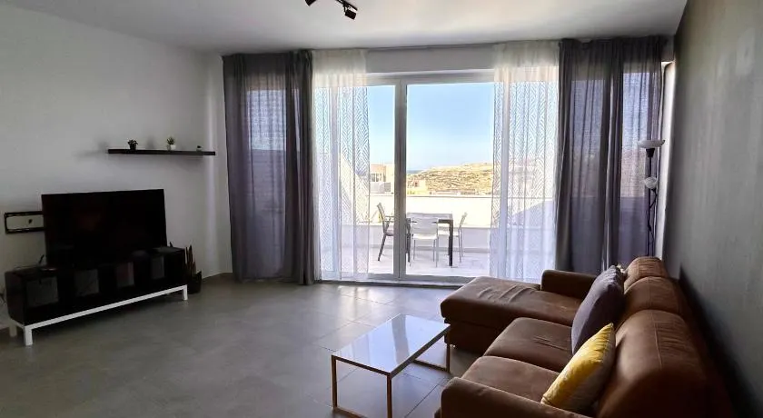 Qawra penthouse 4person AC+wifi - Image 1