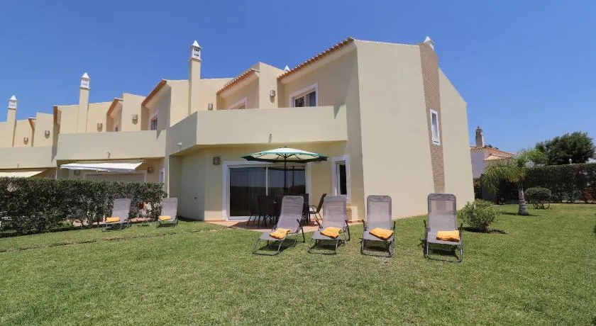 3-Bed Townhouse with pool in Albufeira Balaia - Image 1