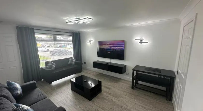 Family - Garden - Parking - WiFi - Sleeps 5 - Image 1